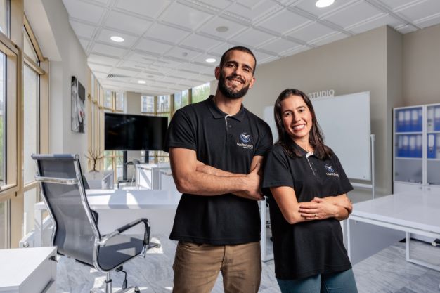 Bruno e Thati, fundadores da Webvoos, no escritório
